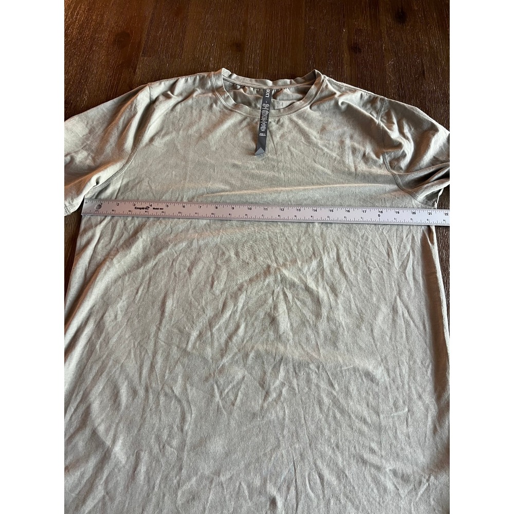 Vuori Strato Tech Tee Mens Medium Heather Grey Short Sleeve Performance T-Shirt